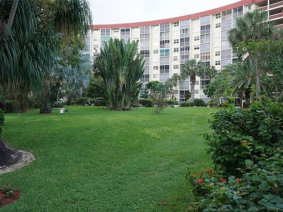 5th image of 2731 NE 14th Street Causeway #108