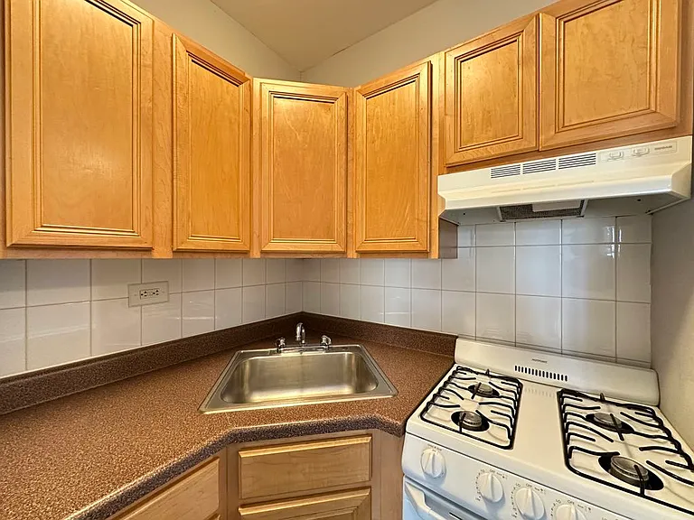 914 W Dakin St #512 — Photo 4