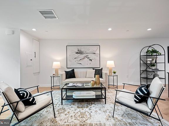 2nd image of 131 11th St NE APT 1