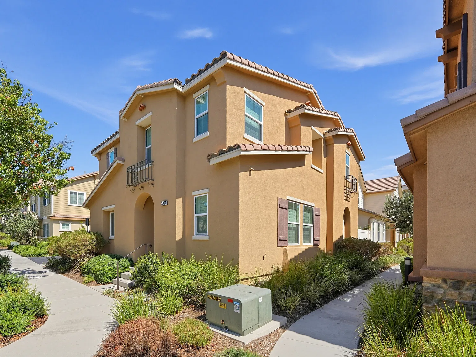 3 bed, 2.5 bath, 1895 sqft, $3,695 — Photo 3