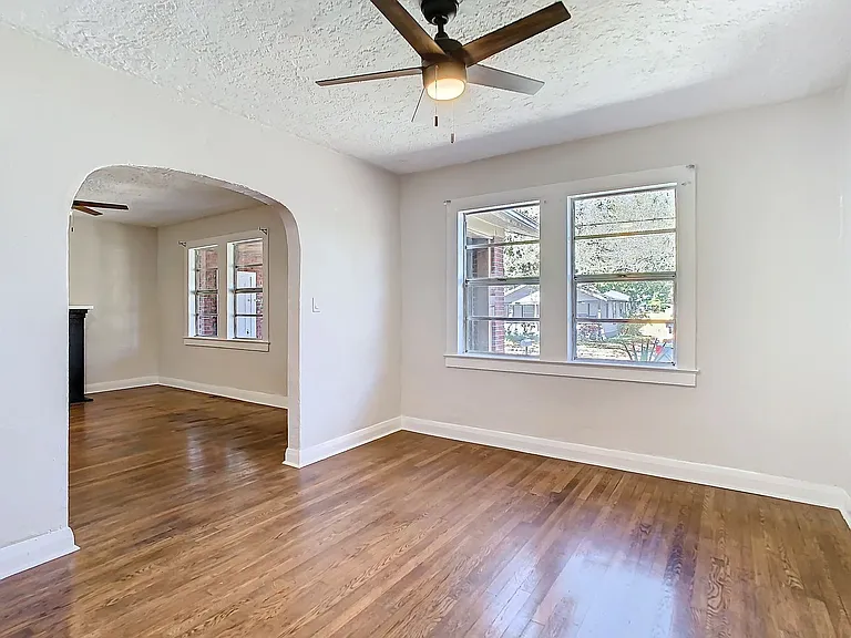 401 E Lambright St — Photo 11