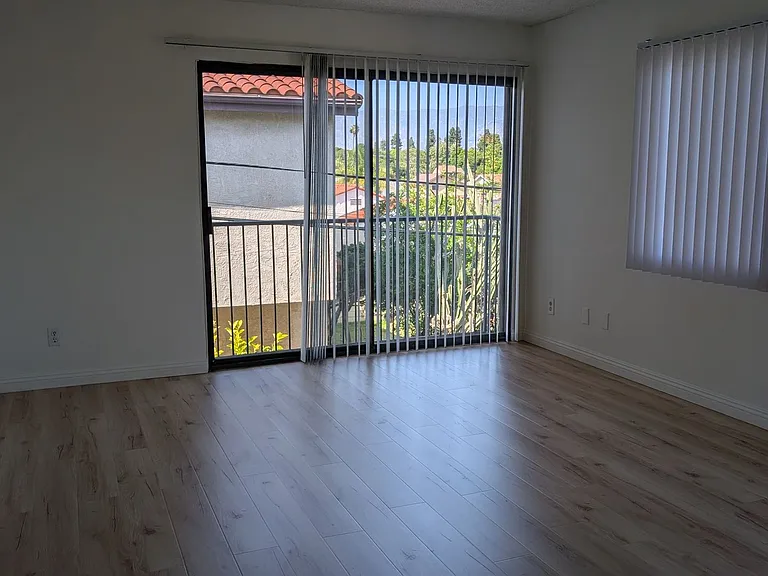 2501 W Grand Ave #6 — Photo 5