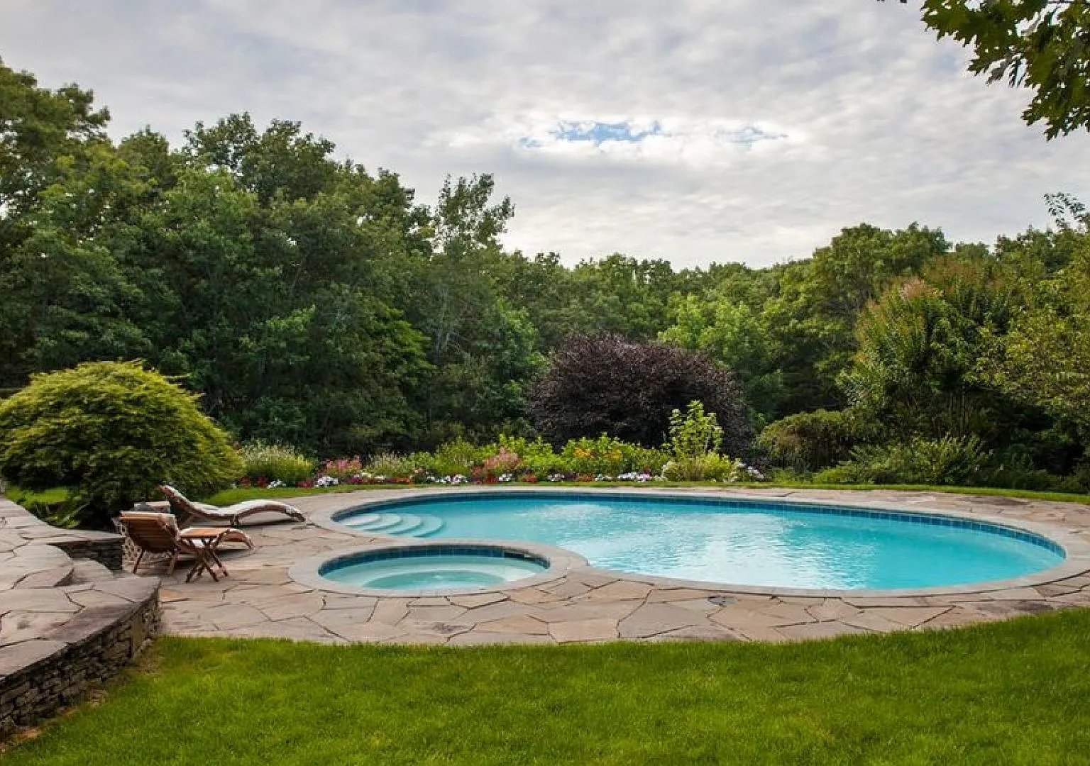 Beautiful Landscaping, Free-Form Pool and Hot Tub, Warm Interior — Photo 2