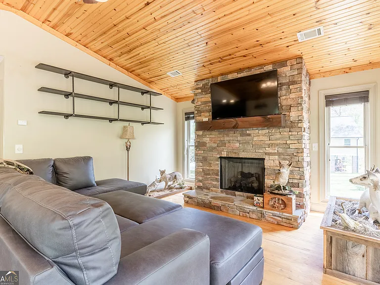 597 Meadow Brook Ln — Photo 8