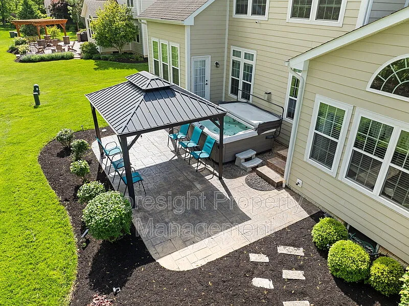 6 bed, 5.0 bath, 6621 sqft, $5,400 — Photo 4