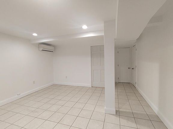 4th image of 900 Throggmorton Ave #1