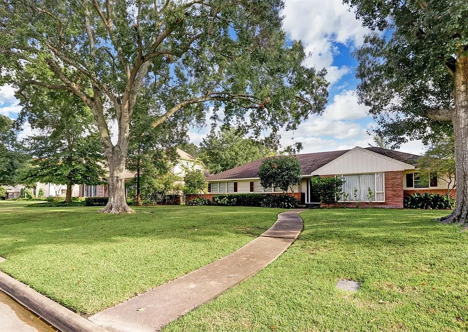 5375 Tilbury is a beautiful 15,194 square foot lot in the heart of Tanglewood.