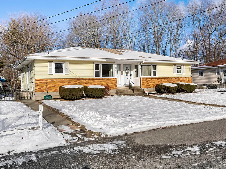 8 Warwick Ave #A — Photo 4