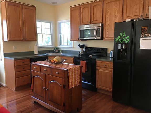 Kitchen w/hardwood floors