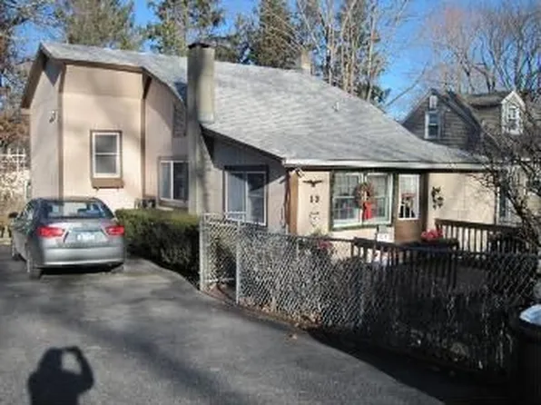 2 Tanglewood Dr, Hewitt, NJ 07422