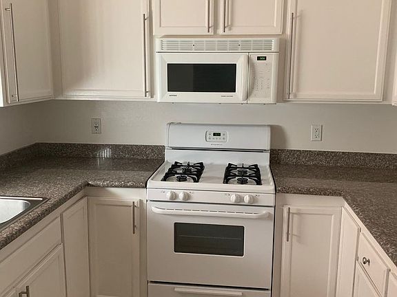 3rd image of 12047 Califa St Suite 304
