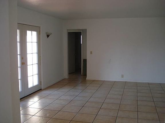 Family Room w/Tile Floor
