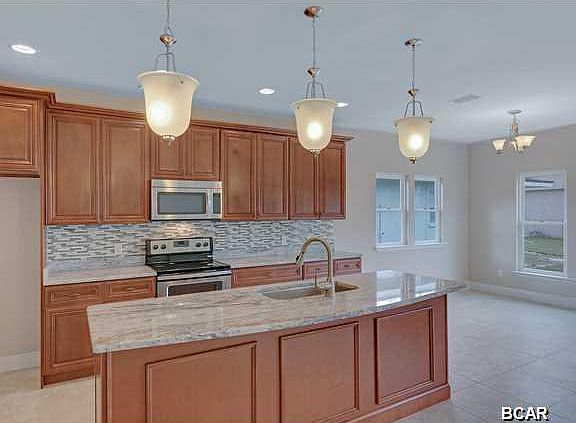 5th image of 319 Derondo St
