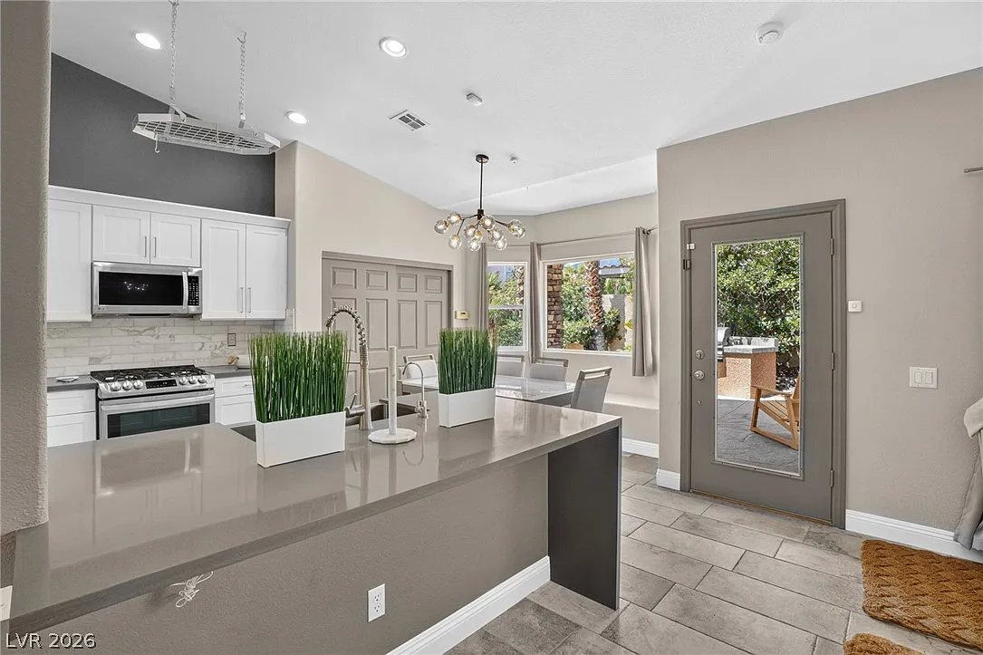 3 bed, 2.0 bath, 2505 sqft, $6,000 — Photo 2