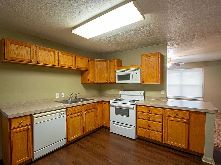 1410 Lindwood Dr — Photo 7