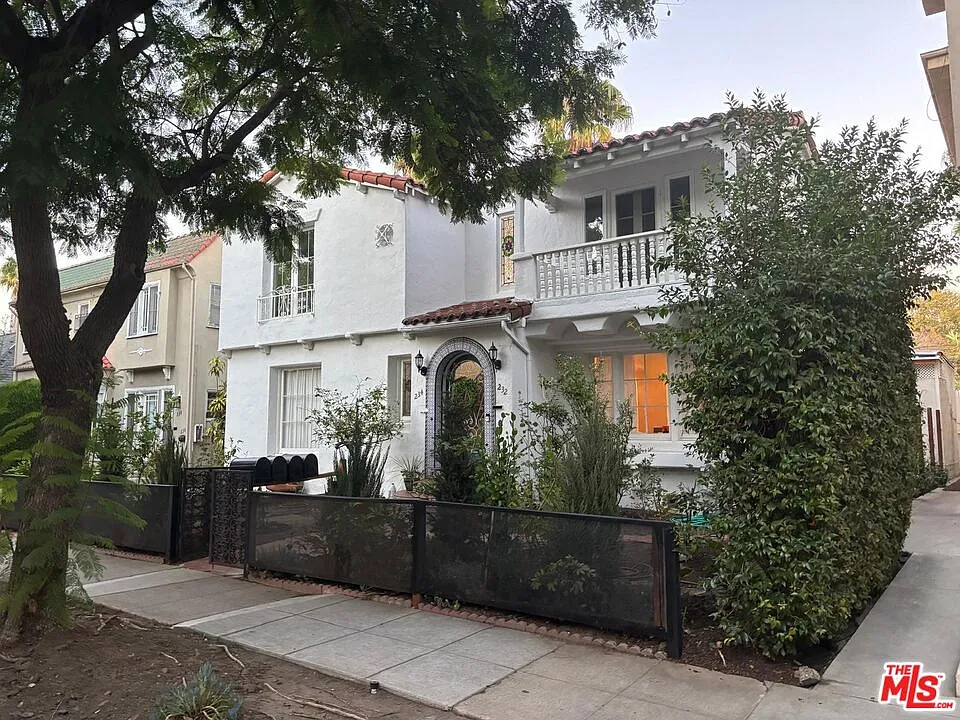 232 N La Peer Dr
