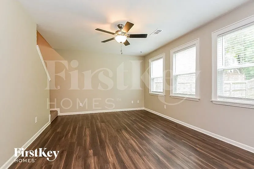 4 bed, 3.0 bath, 2070 sqft, $2,470 — Photo 2