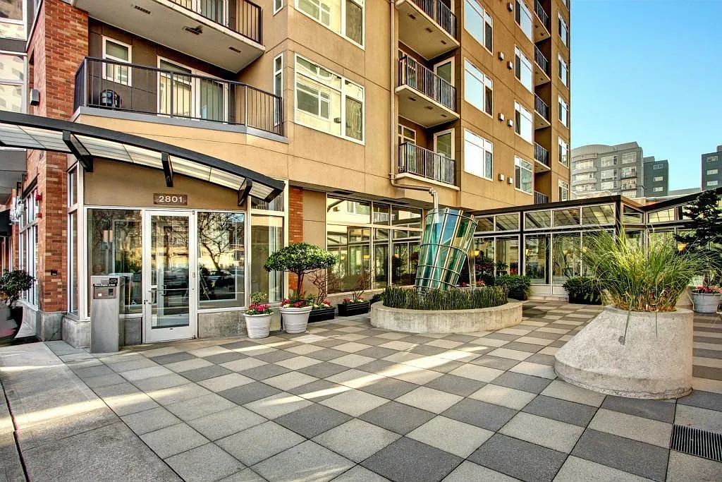 1 bed, 836 sqft, $2,395 — Photo 4