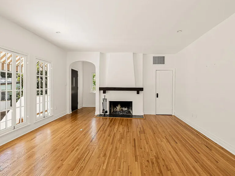 1323 Indiana Ave — Photo 8