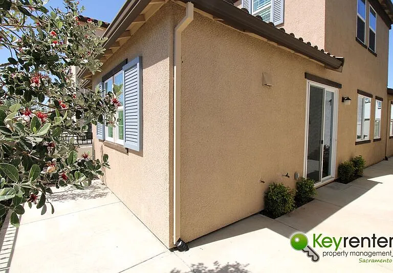 1061 Chapelhill Ln — Photo 3