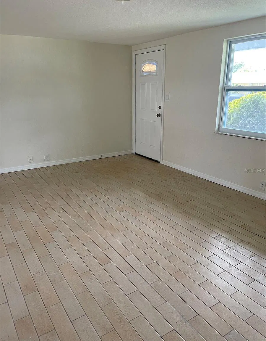 3 bed, 1004 sqft, $1,695 — Photo 2