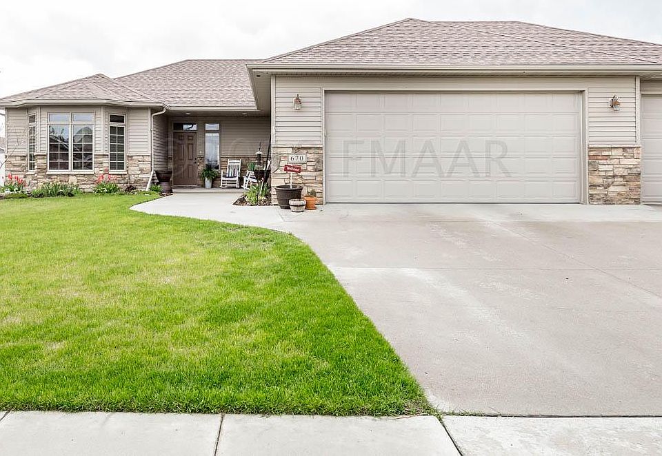 1st image of 670 18th Ave E