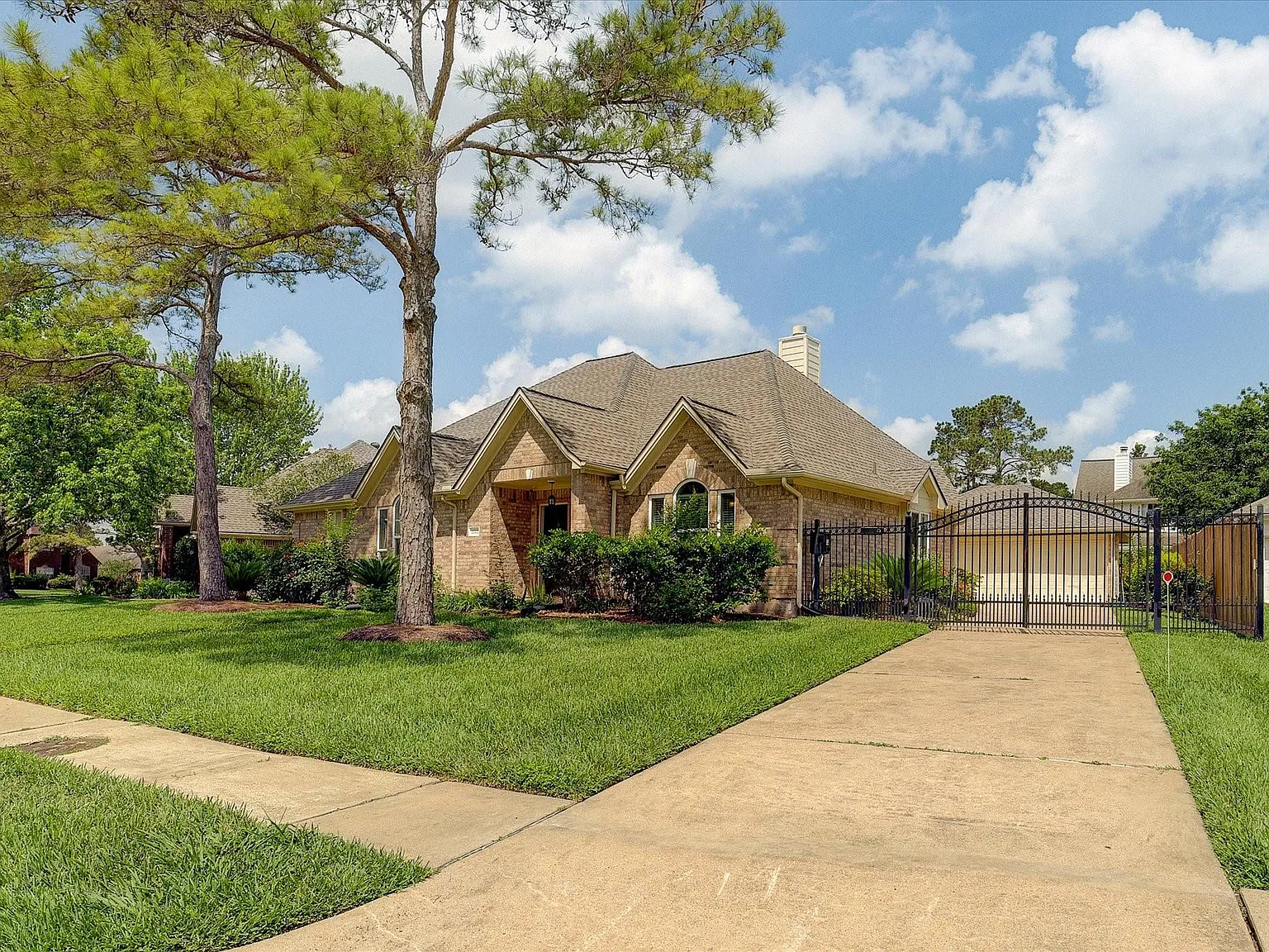 4 bed, 2.0 bath, 2232 sqft, $2,600 — Photo 3