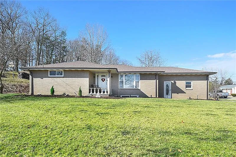 203 Columbia Dr photo 1