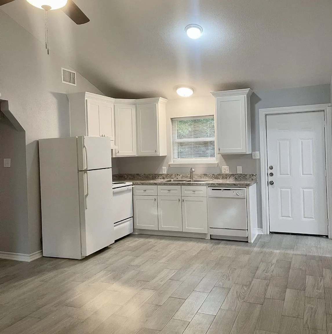 3 bed, 2.0 bath, 1000 sqft, $1,300 — Photo 3