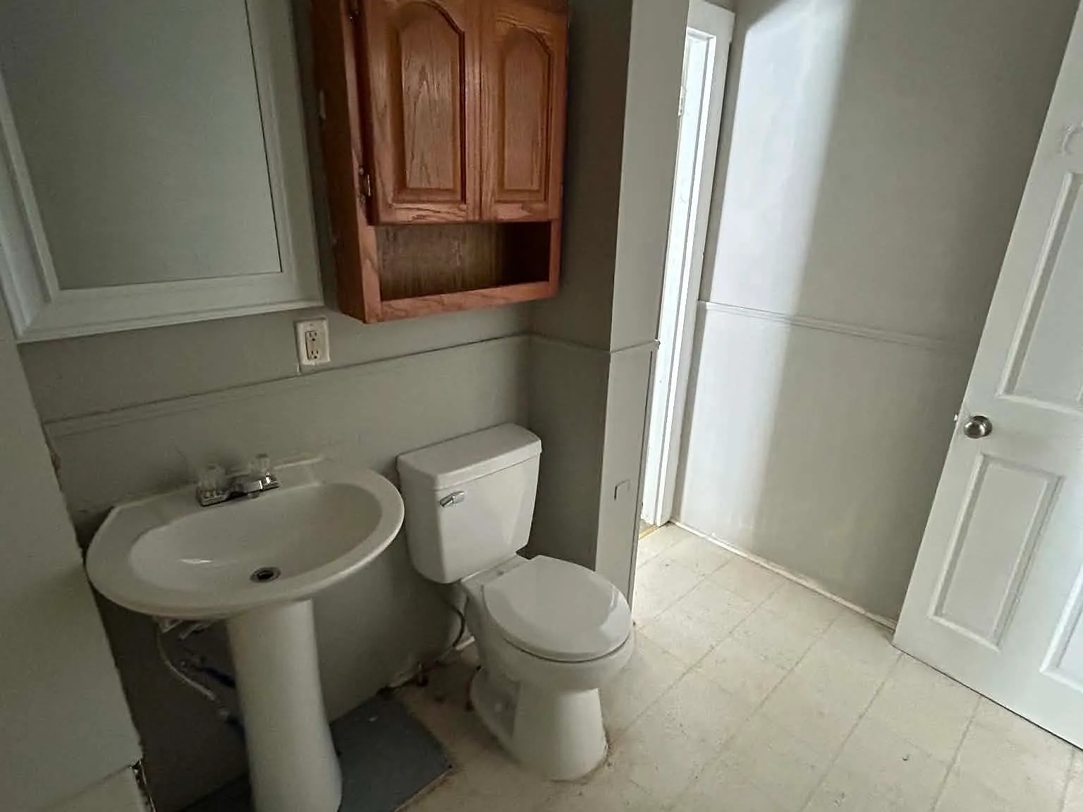 2 bed, 1000 sqft, $1,100 — Photo 3