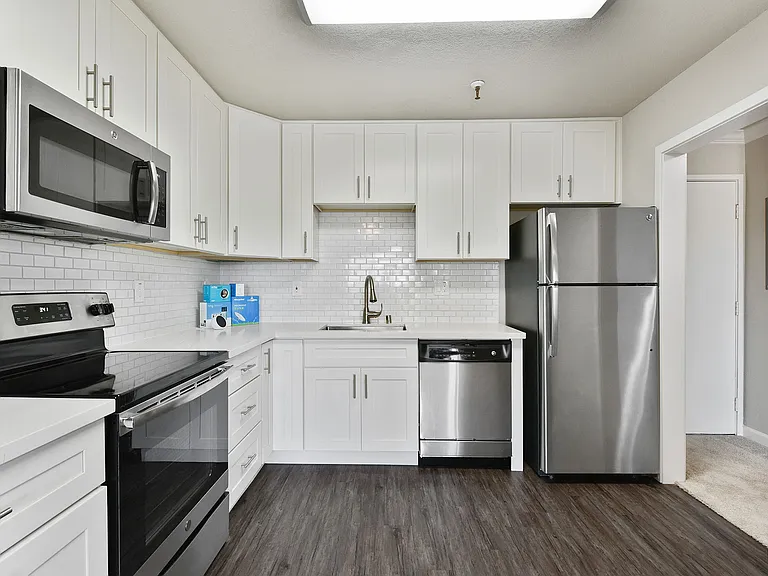 2465 Shoreline Dr — Photo 1