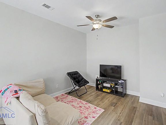3rd image of 106 Heirloom Rd