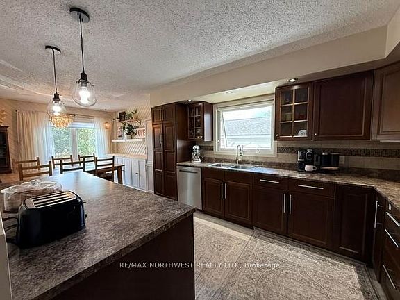 5th image of 120 Minto Cres