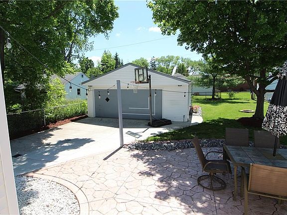 3rd image of 16477 Glenridge Ave