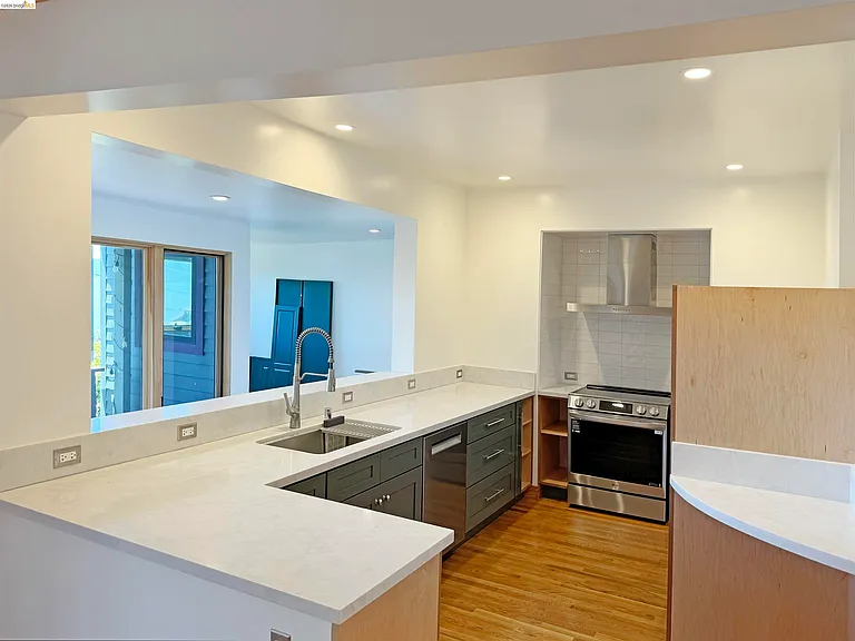 517 Golden Gate Ave — Photo 5