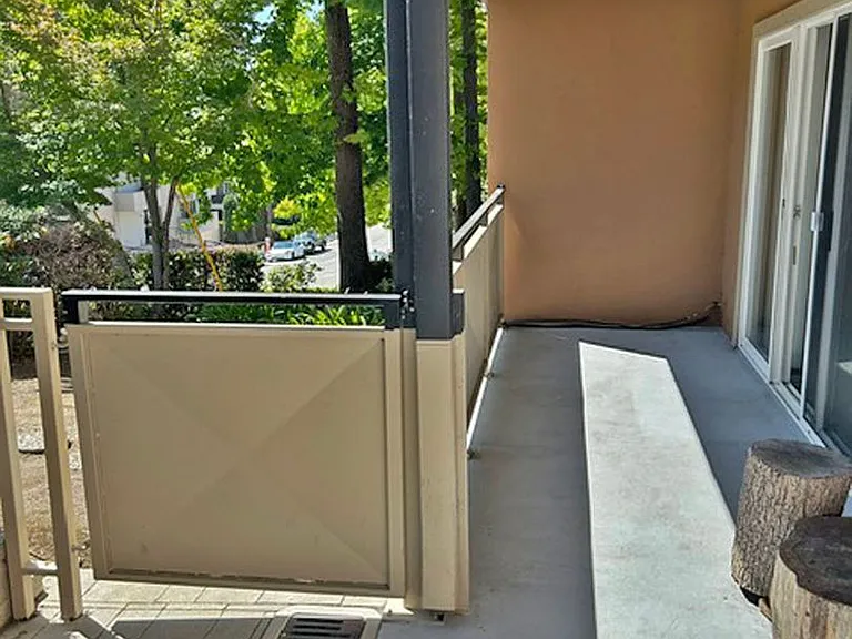 Laurelwood Apartments — Photo 10