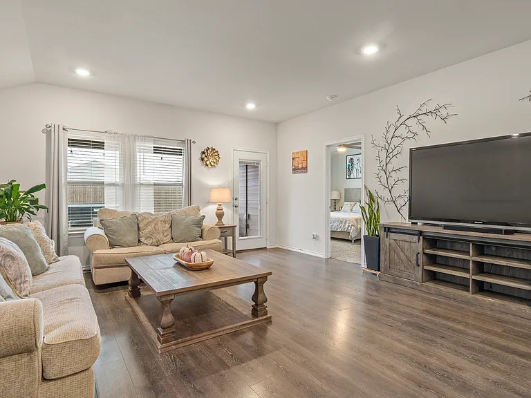 2038 Croton Ave — Photo 2