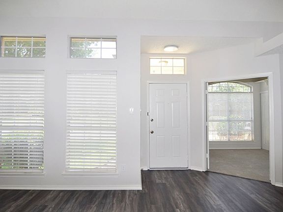 3rd image of 10112 Burgundy Dr