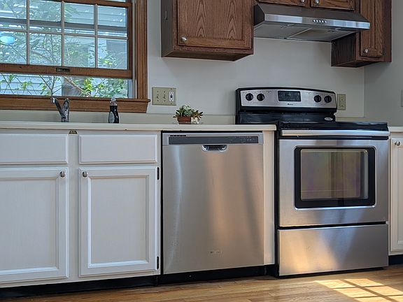 Sunny Eat-in Kitchen