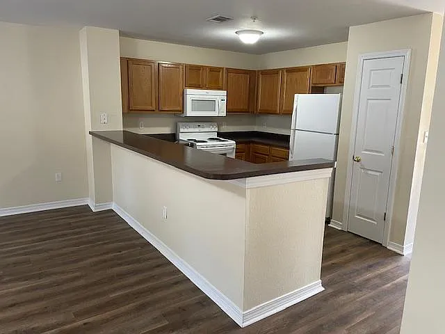 102 Corwin Dr — Photo 3