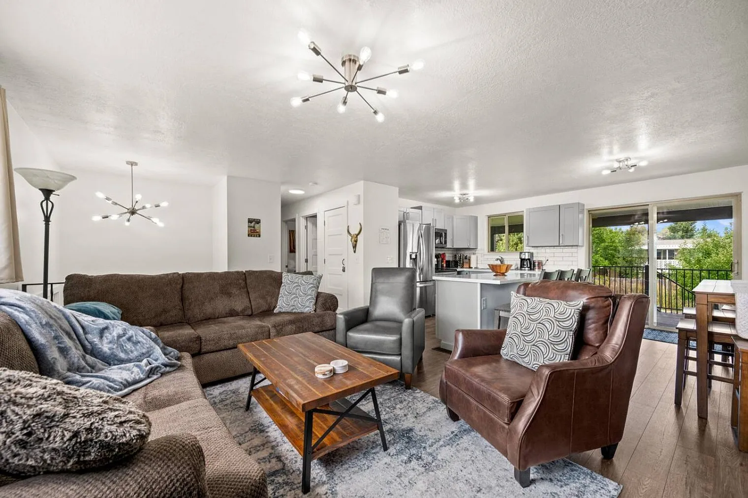 5 bed, 2.0 bath, $8,262 — Photo 3