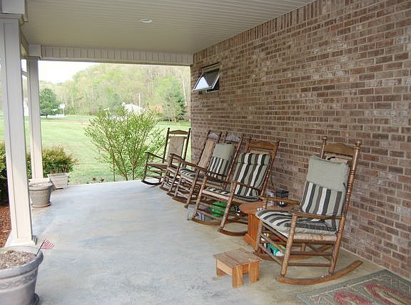 3rd image of 1018 Eucalyptus Dr