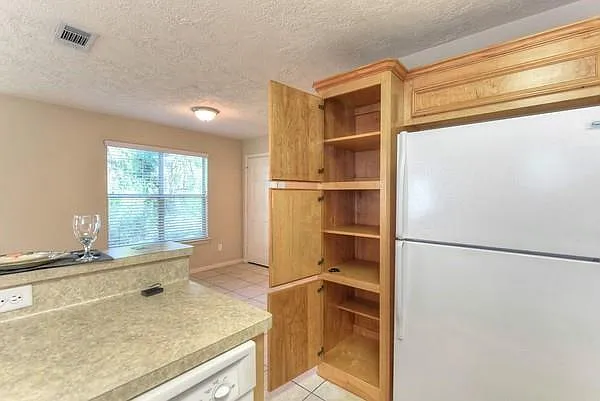 614 Foster St — Photo 7