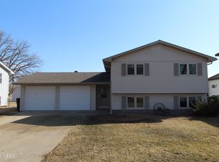 340 9th St NE, Watertown, SD 57201