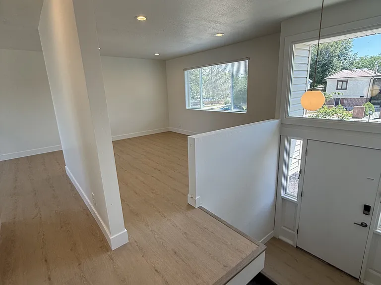 1838 W New York Dr — Photo 2