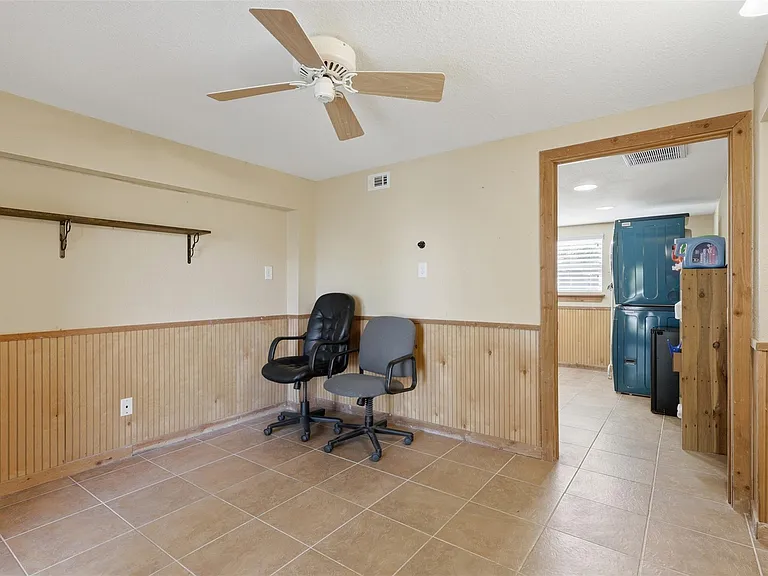 375 Ling St — Photo 17