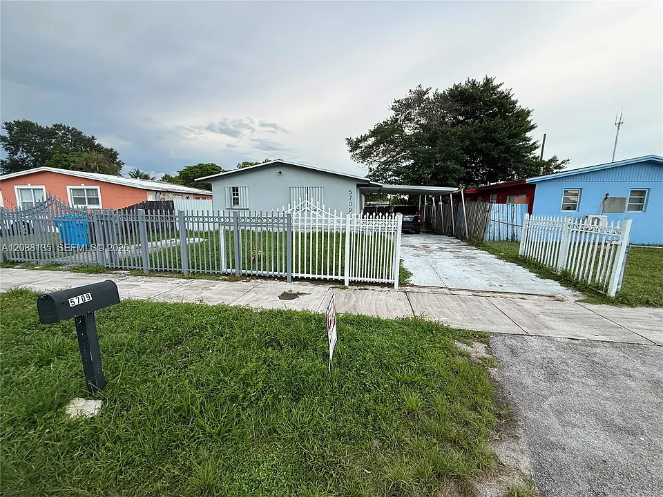 5709 SW 36th Ct