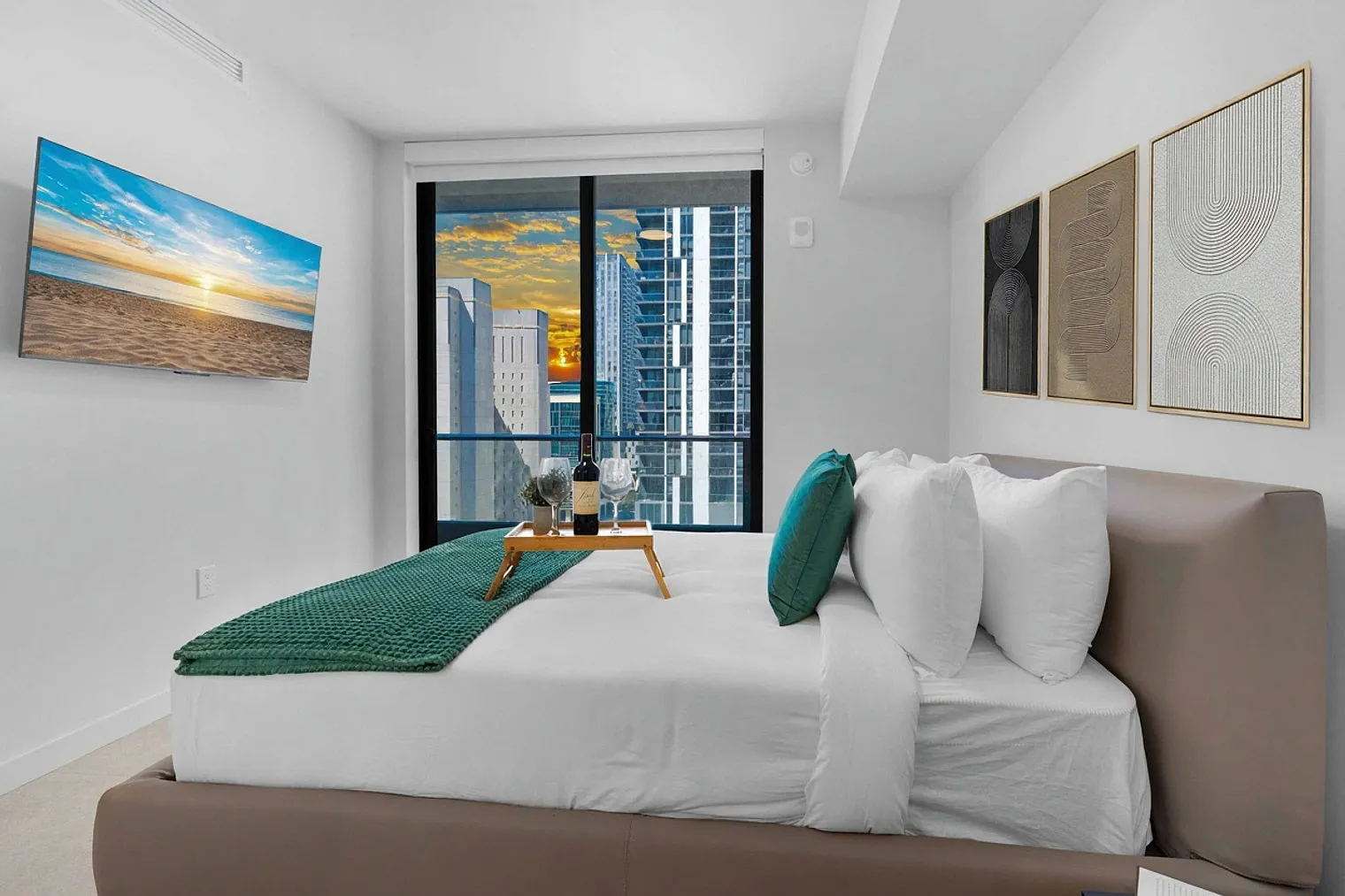1 bed, 1.0 bath, 559 sqft, $3,597 — Photo 2