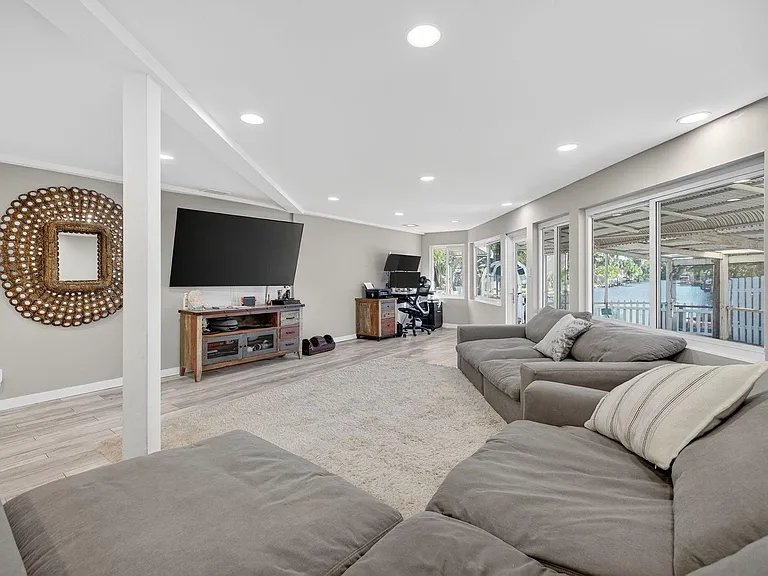 1570 NE 30th Pl — Photo 34