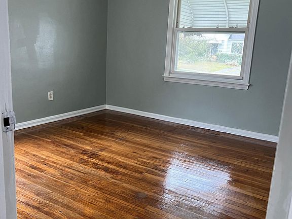 4th image of 18405 Lewis Dr